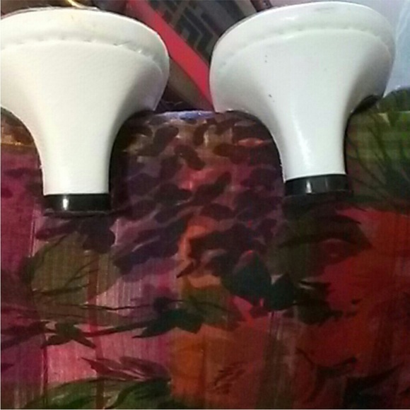 Beautiful pair of California Magdesians White Shoes with Contrast Stitching - Picture 6 of 8